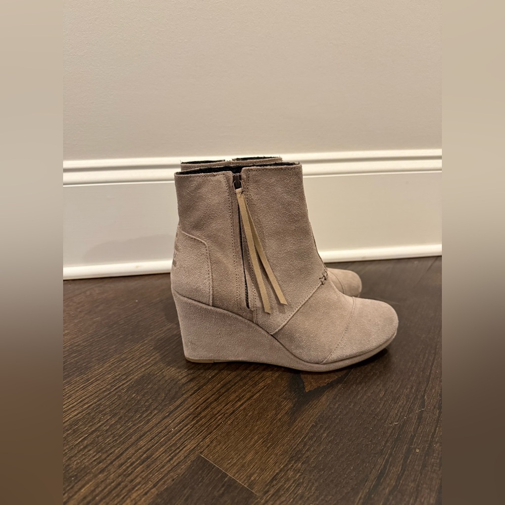 TOMS size 9 bootie
Suede, zip up
Barely worn V neck
